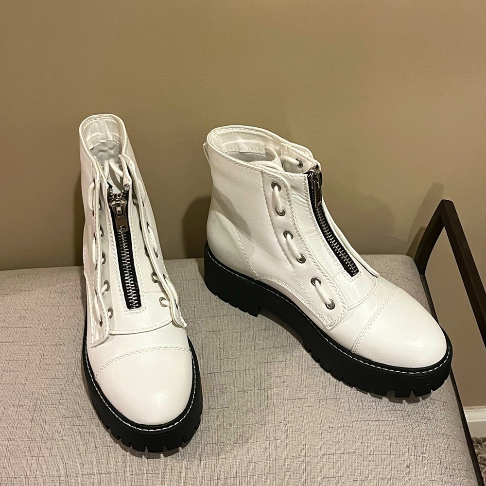 Sugar White Round Toe Combat Boots Black Lug Sole, Zip Closure, Size 8.5